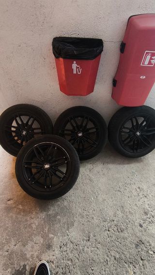 Llantas negras con neumáticos