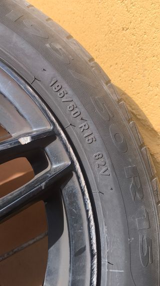 Llantas negras con neumáticos