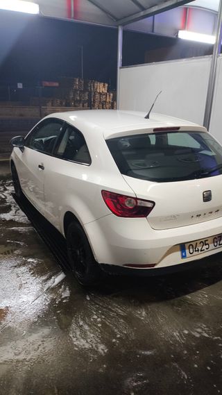 Llantas negras con neumáticos