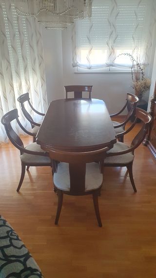 Mesa, vitrina y sillas comedor