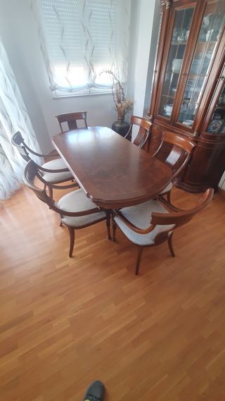 Mesa, vitrina y sillas comedor
