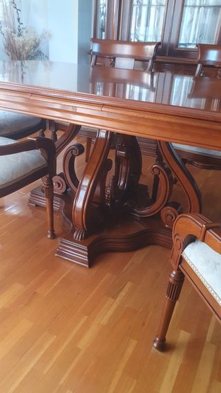 Mesa, vitrina y sillas comedor