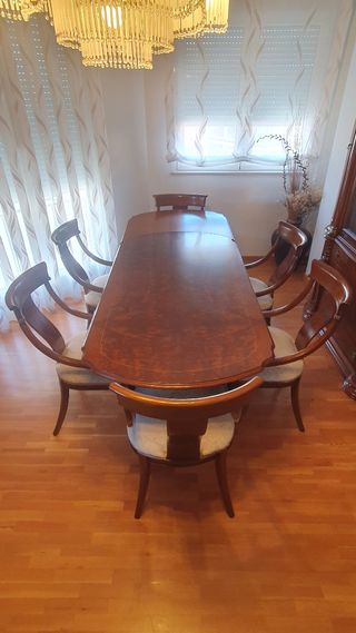 Mesa, vitrina y sillas comedor