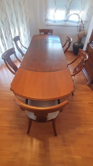 Mesa, vitrina y sillas comedor