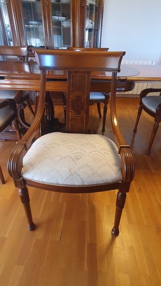 Mesa, vitrina y sillas comedor