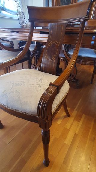 Mesa, vitrina y sillas comedor