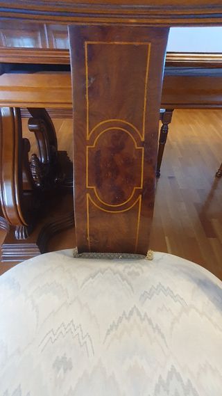 Mesa, vitrina y sillas comedor
