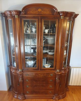 Mesa, vitrina y sillas comedor