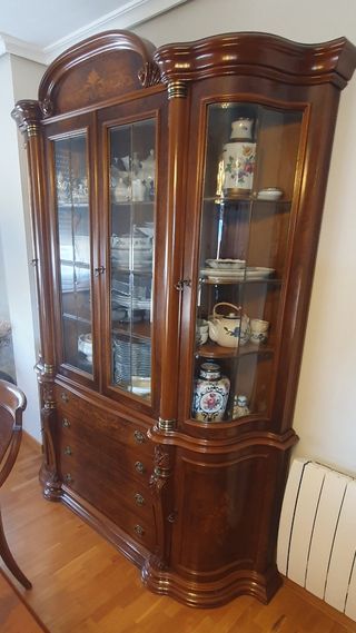 Mesa, vitrina y sillas comedor