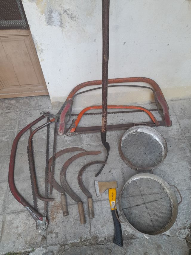 Attrezzi da lavoro antichi e attuali