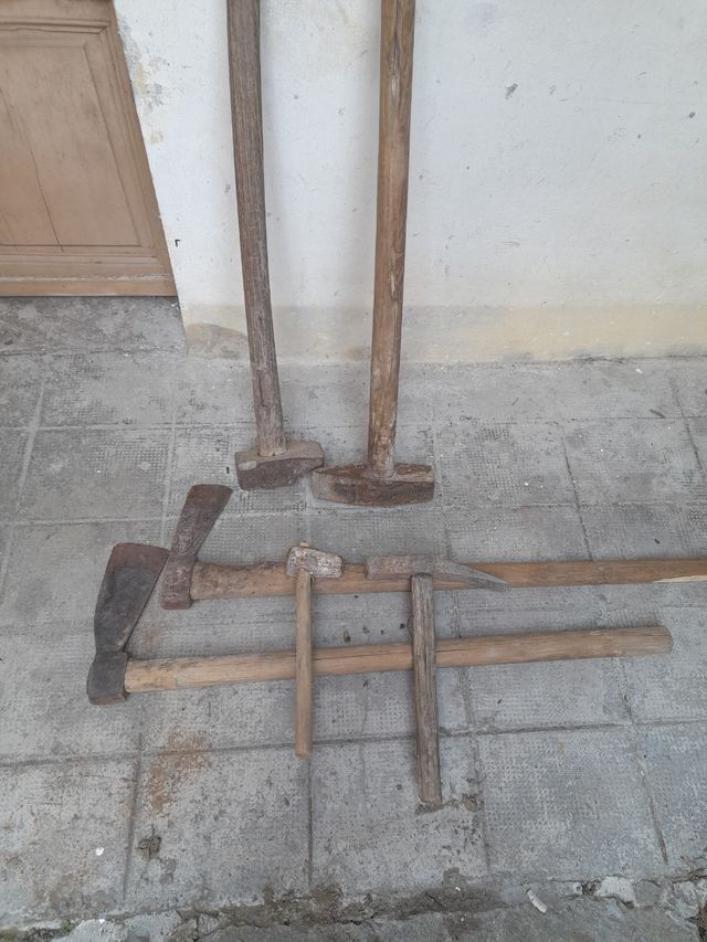 Attrezzi da lavoro antichi e attuali