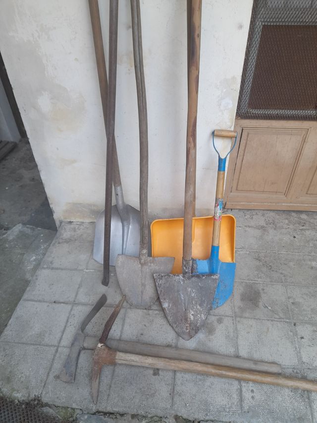 Attrezzi da lavoro antichi e attuali