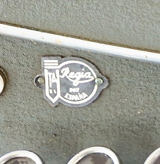 Maquina de escribir con su matetin de origen Regia