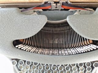 Maquina de escribir con su matetin de origen Regia