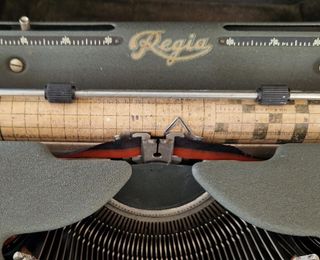 Maquina de escribir con su matetin de origen Regia