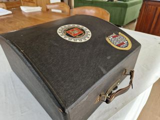 Maquina de escribir con su matetin de origen Regia