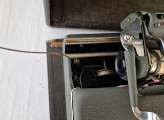 Maquina de escribir con su matetin de origen Regia