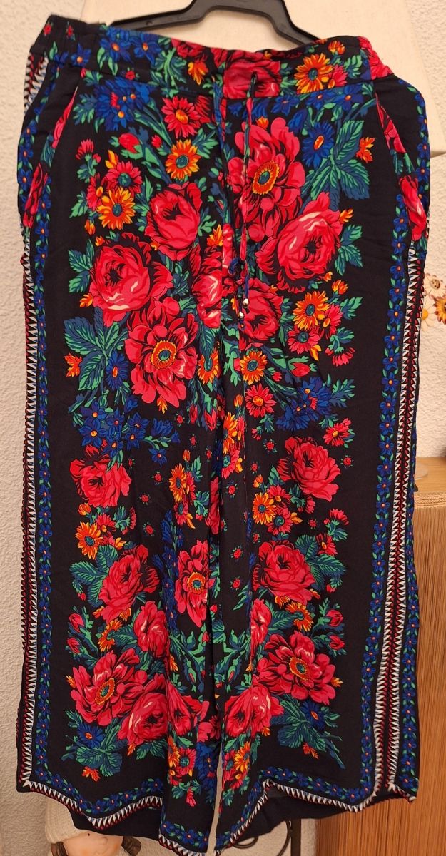 Pantalón estampado pata ancha