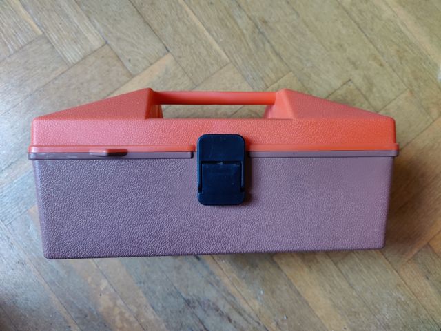 Caja aparejos pesca pequeña