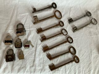 Lote 9 llaves antiguas y 6 candados