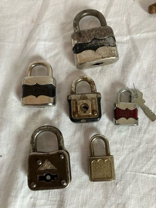 Lote 9 llaves antiguas y 6 candados