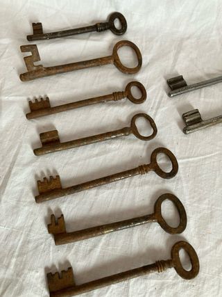 Lote 9 llaves antiguas y 6 candados