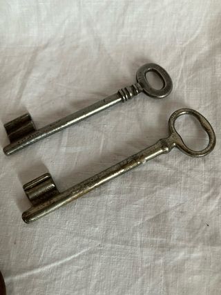 Lote 9 llaves antiguas y 6 candados