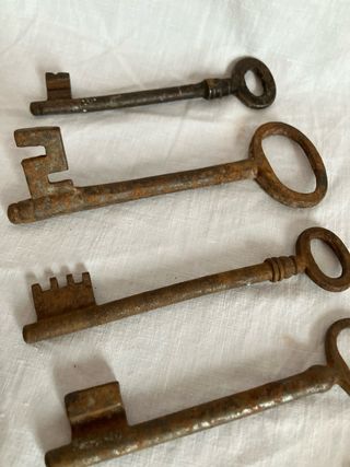 Lote 9 llaves antiguas y 6 candados