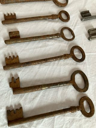 Lote 9 llaves antiguas y 6 candados