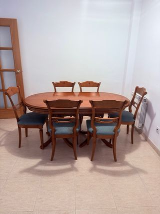 Mesa de comedor con sillas