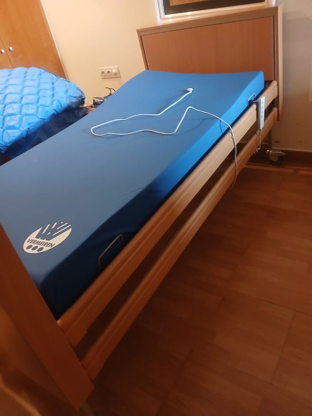 Cama articulada hospitalaria eléctrica