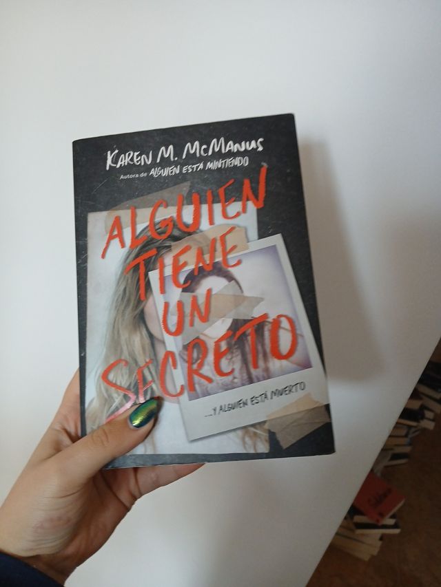 Alguien tiene un secreto / Two Can Keep a Secret (Spanish Edition)