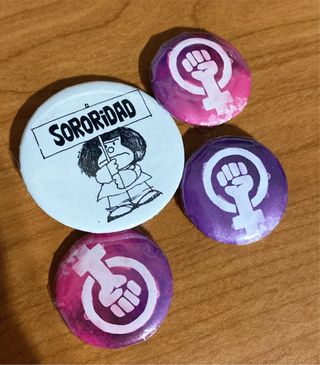 Chapas personalizadas feministas