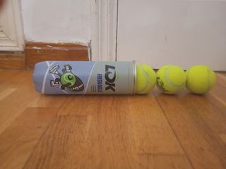Pala de pádel y pelotas de tenis