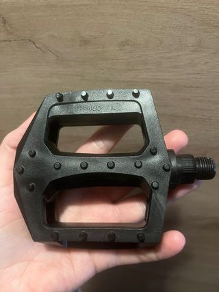 Pedal izquierdo de bicicleta nuevo