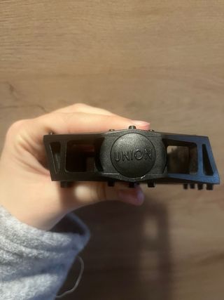 Pedal izquierdo de bicicleta nuevo