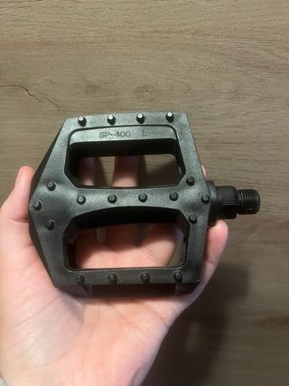 Pedal izquierdo de bicicleta nuevo