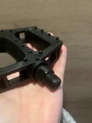 Pedal izquierdo de bicicleta nuevo