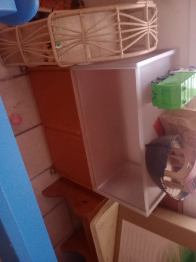 Muebles naranja y blanco para guardar juguetes