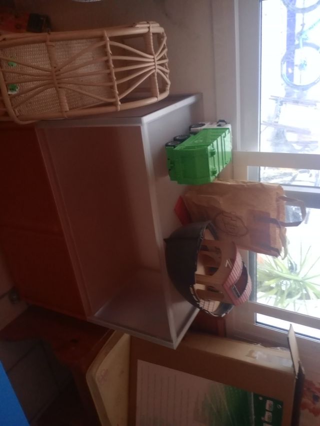 Muebles naranja y blanco para guardar juguetes