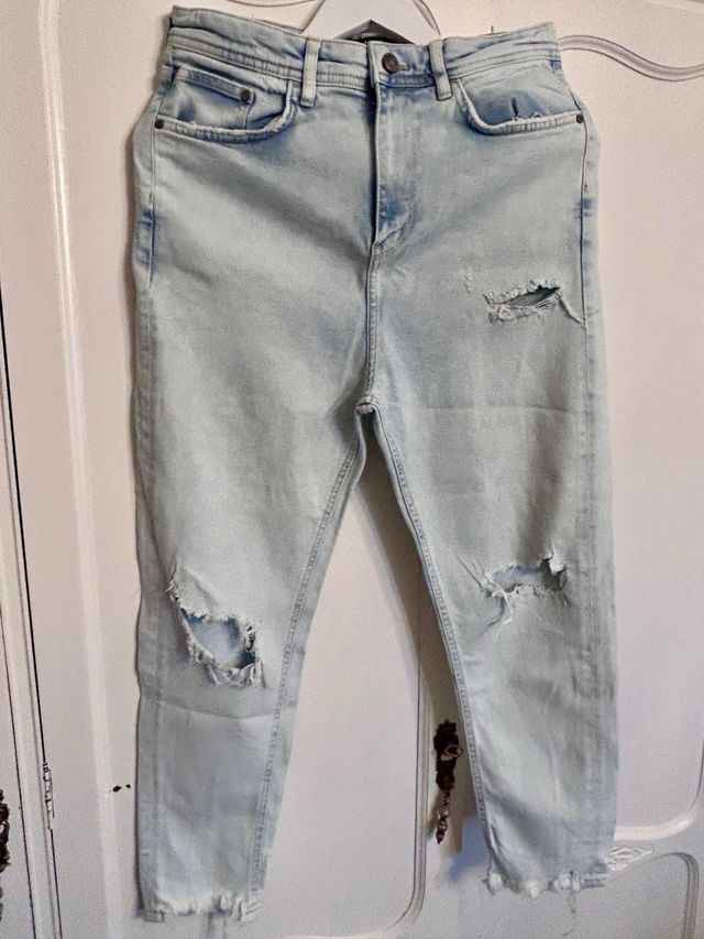 Vaqueros azul claro rotos Bershka