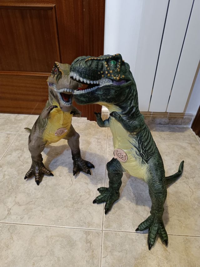 Lote de 2 dinosaurios. 60 cms altura