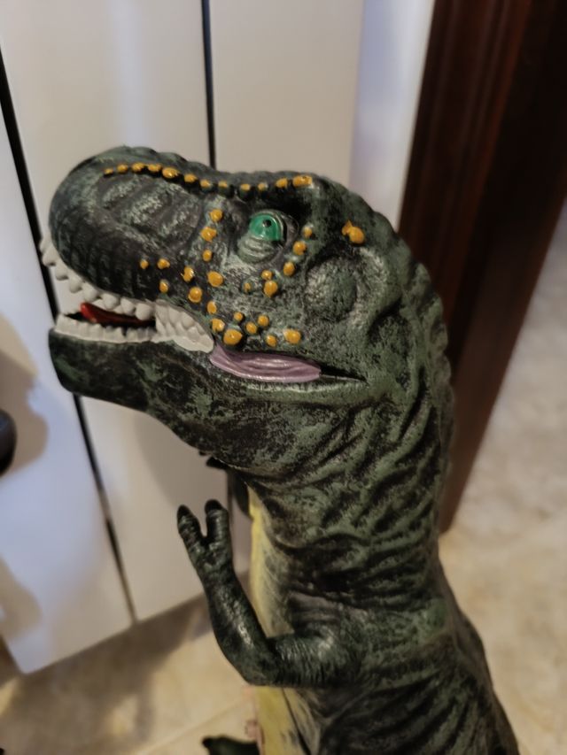 Lote de 2 dinosaurios. 60 cms altura