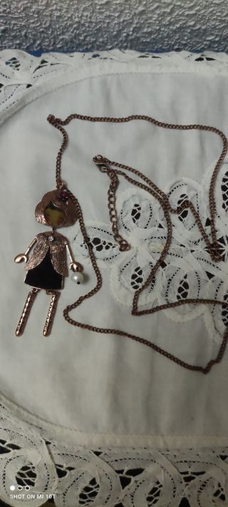 Collar con muñeca rosada