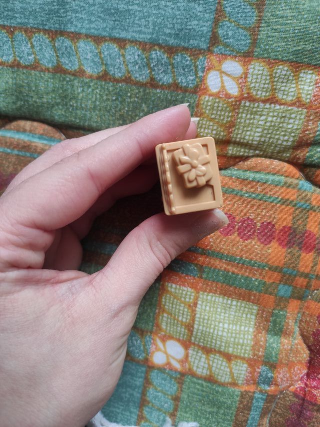 Kinder Surprise Cat & Kitchen Cabinet Figure K98