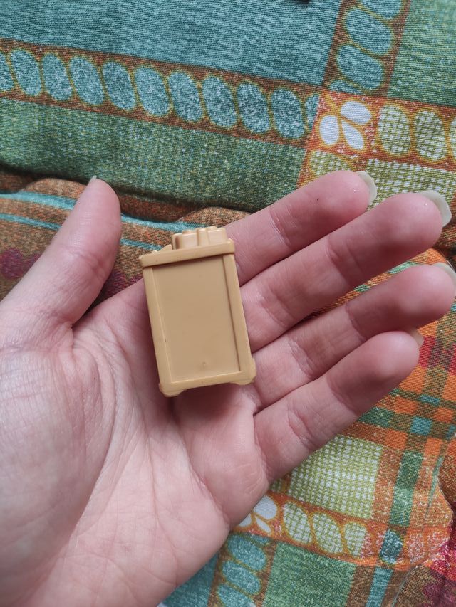 Kinder Surprise Cat & Kitchen Cabinet Figure K98