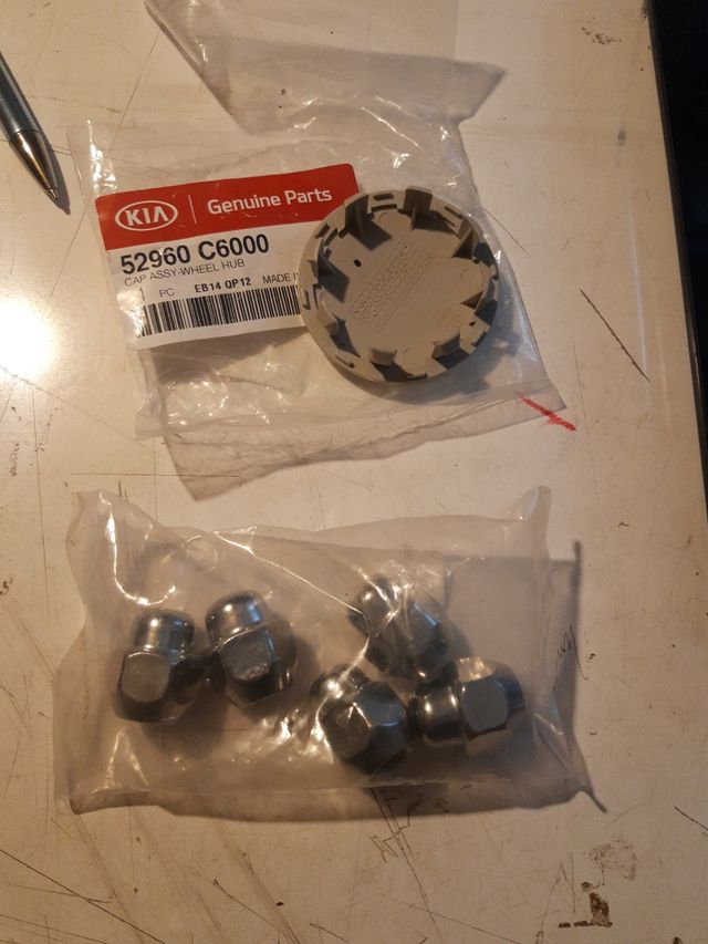 5 tuercas y 1 tacacubo original Kia