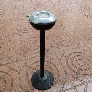 Cenicero antiguo de pie