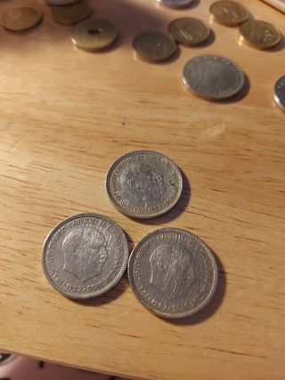 3 monedas de 5 pesetas. 