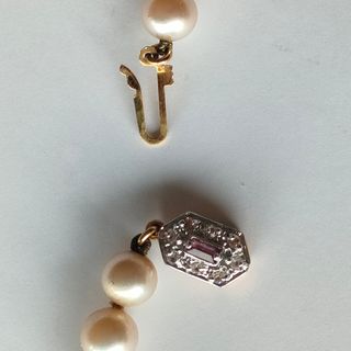 Collar rosa con perlas